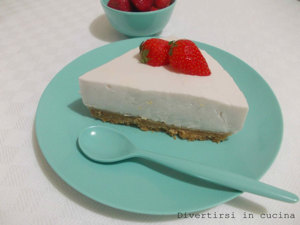 Torta allo yogurt. Ingredienti: 300 gr. di biscotti secchi 150 gr. di burro 500 gr.