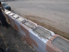 Riempire lo spazio tra il muro realizzato e il pendio esistente con opportuno materiale drenante separandolo dal terreno