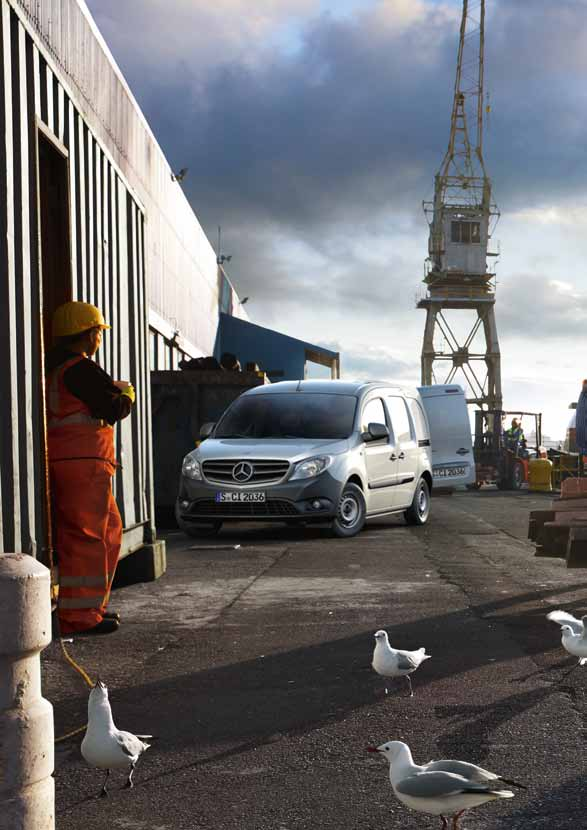 Il Citan Mixto offre cinque comodi posti per il trasporto di persone e, con la panca ripiegata, 3,7 m 3 di capacità di carico 1 per materiale o bagaglio.