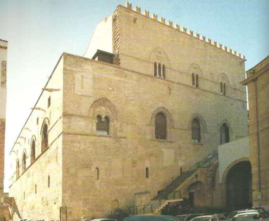 PALAZZO STERI Dei palazzi costruiti a Palermo nel corso del XIV secolo, il palazzo appartenuto alla famiglia Chiaramonte, detto Steri, è tra quelli che meglio interpreta il carattere dell