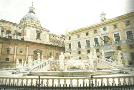 PALAZZO PRETORIO (detto Palazzo delle Aquile) Nella splendida Piazza Pretoria, in prossimità dei Quattro Canti e al confine con il quartiere della Kalsa, si trova il monumento civico più