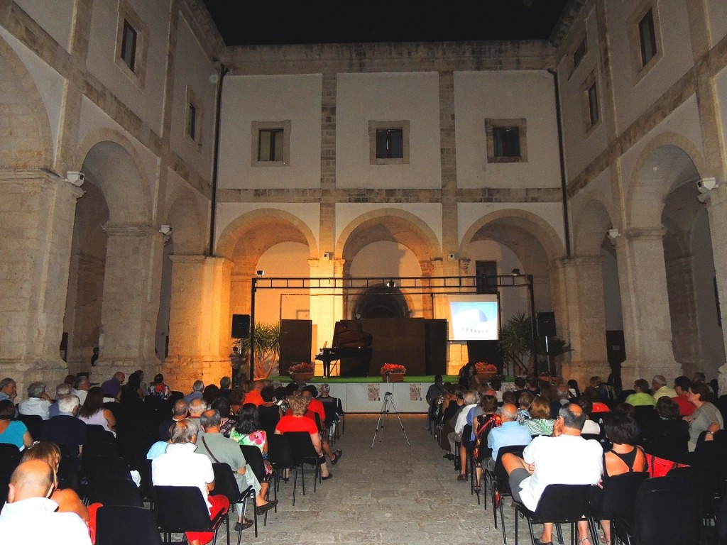 Buongiorno e Antonio Caiulo. Martedì 29 luglio alle ore 21:00 sul palco del Chiostro salirà Isabella Bossi Fedrigotti con il libro Gli altri ed io (Bompiani).