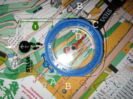 mappa (B-meridiani); 4. Allineare ruotando su se stessi, l ago della bussola (D) con il punto Nord della ghiera (C), che ora indicano il Nord.