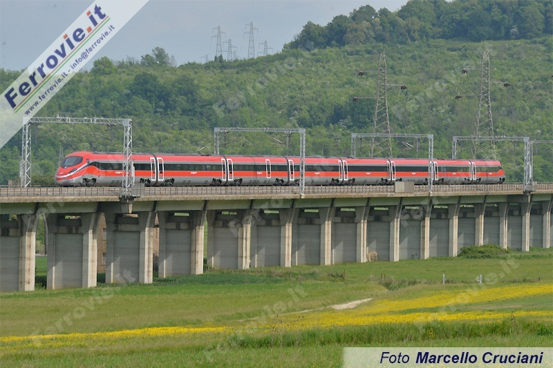 400 è un elettrotreno da 8 casse in lega leggera, pesante 454 tonnellate, lungo 202 metri ed a potenza distribuita, con 16 motori trifasi asincroni (su 8 dei 16 carrelli complessivi) e il 50% degli