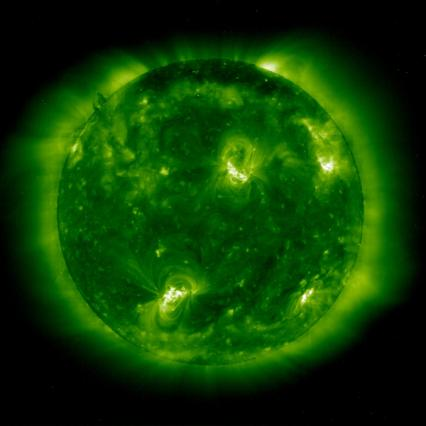 CROMOSFERA: Al di sopra della fotosfera si trova una sottile fascia spessa circa 2000 km, chiamata cromosfera a causa dei suoi brillamenti colorati visibili subito prima e subito dopo le eclissi