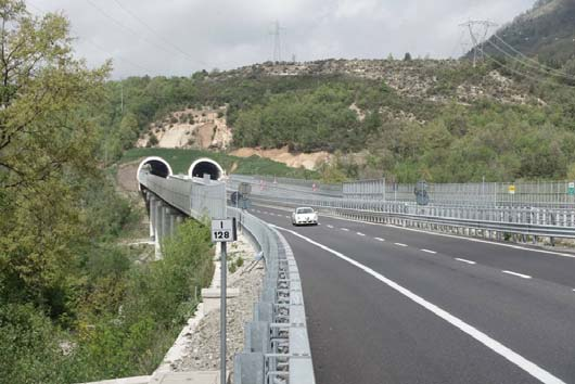 La parte di viadotto verso sud ed il tratto a raso s inserisce in un contesto ove prevalgono coltivi e parcelle di bosco, con insediamenti edilizi sparsi.