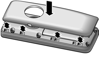 Fasi iniziali Chiudere il coperchio delle batterie Posizionare il coperchio delle batterie con gli incavi laterali sugli incastri posti sul lato interno del vano batterie.