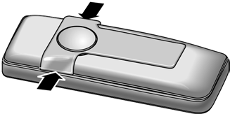 Fissare la clip per cintura Sul portatile, leggermente sopra il display, sono previsti alcuni incavi laterali per la clip da cintura.