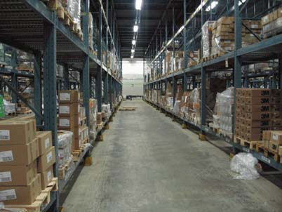 Le strutture logistiche e le funzioni Dal punto di vista della collocazione all interno del sistema logistico i magazzini possono essere suddivisi in: Magazzini di fabbrica: magazzini di materie