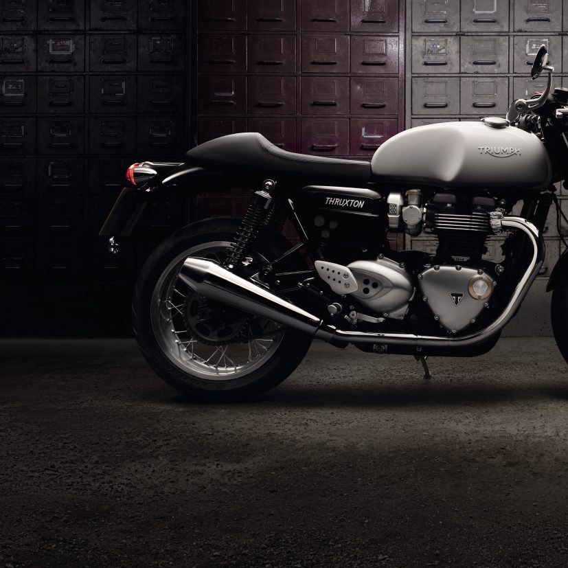 LA CAFÉ RACER REINVENTATA La nuova Thruxton offre potenza, prestazioni, maneggevolezza e capacità degne del suo splendido stile, autentico e dominante, e del suo nome leggendario.