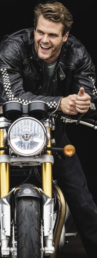 THE ULTIMATE CAFÉ RACER LA CAFÉ RACER PER ECCELLENZA La nuova Thruxton R è indiscutibilmente la Café Racer di serie per eccellenza nonché la classica sportiva più emozionante e autentica di tutti i