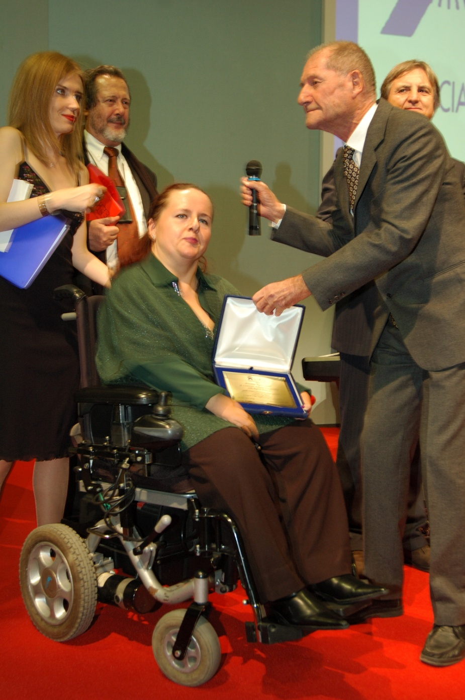 LA CONSEGNA DEL PREMIO APICE 2009 Il neurologo Enrico Morgando consegna il premio a Silvia Bruno