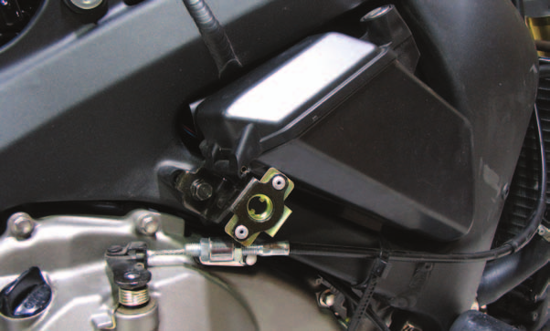 Far scorrere il cablaggio del Modulo Accensione verso la parte anteriore della moto passando sotto al traversino del telaio (Fig. A).