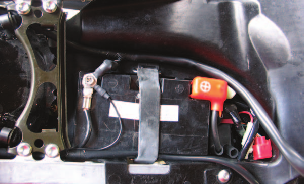 B Cablaggio IM 6 Far scorrere il cablaggio del Modulo Accensione sul lato destro del serbatoio benzina.