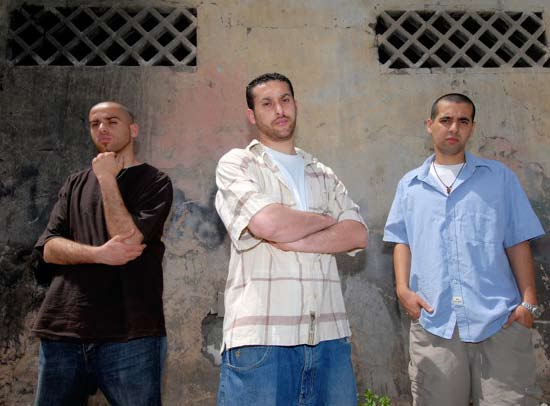 Musica Rap arabi? موسيقة راب عربي Spesso l arabo viene identificato in occidente con immagini legate alla kefia, ai cammelli, al velo, alle armi.