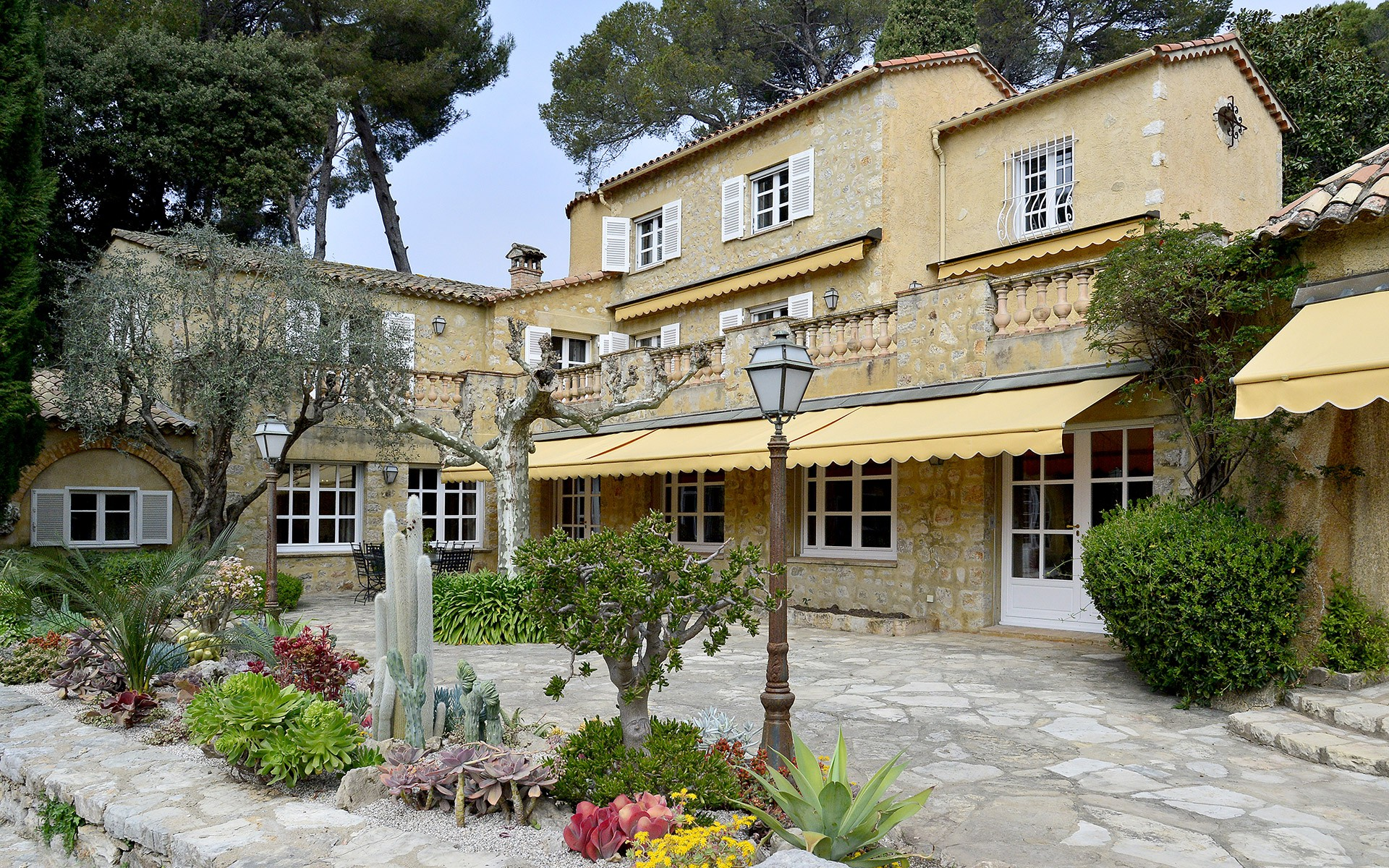 Villa Yabassi Hôtel Impérial Garoupe, Francia, Cap-d'Antibes Unico al mondo: Ansa della garoupe, accessibile da un piccolo sentiero privato.