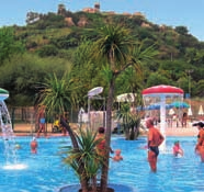Servizi disponibili: zona divertimenti/sportiva con acquapark, piscina, idromassaggio, campo da tennis, calcio,