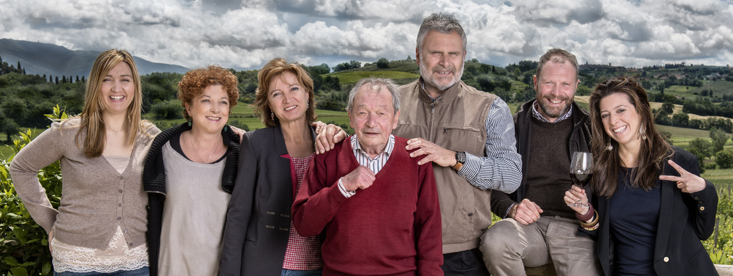 Da sinistra: Cristina Finauro, Daniela Adanti, Donatella Adanti, il mitico vecchio cantiniere Alvaro, l enologo Maurizio Castelli, l attuale cantiniere Daniel Palini e Rachele Adanti.