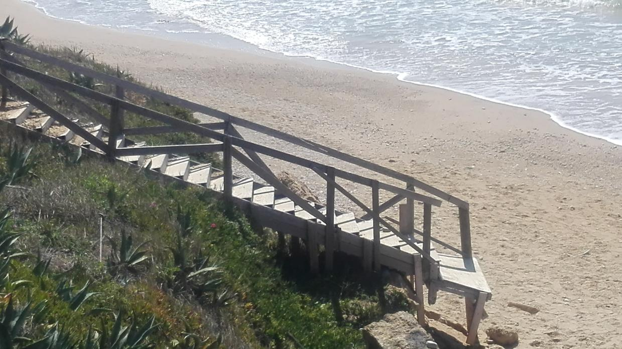 Manutenzione straordinaria della scala in legno di accesso alla spiaggia con il