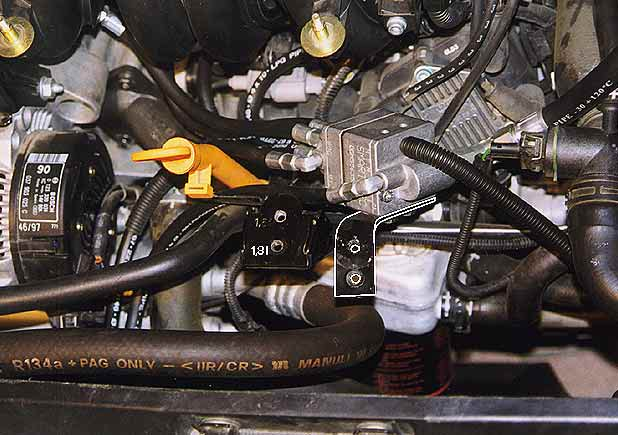 Svitare il silent-block originale presente sul supporto carter motore, situato nella parte anteriore alla sinistra dell astina dell olio.