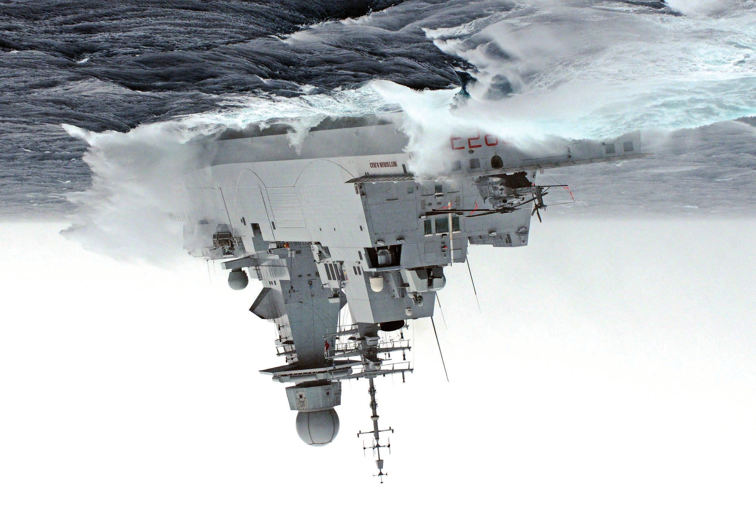 Mar Tirreno, 5 marzo 2015. La fregata multi-missione Carlo Margottini alle prese con le avverse condizioni meteomarine riscontrate durante l esercitazione Mare Aperto 15-1.
