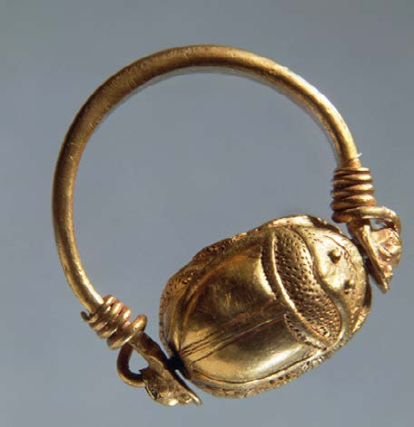 Anello con scarabeo Lo scarabeo era una delle creature sacre dell antico Egitto e veniva spesso raffigurato nei gioielli, come l anello d oro nell immagine.