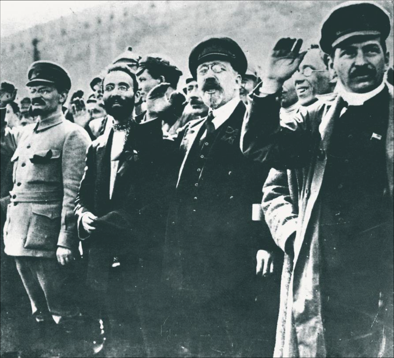 La rivoluzione russa e lo stalinismo RIVOLUZIONE PERMANENTE vs SOCIALISMO IN UN SOLO PAESE In seguito alla morte di Lenin nel 1924 cominciò una dura lotta all interno del Partito comunista russo per