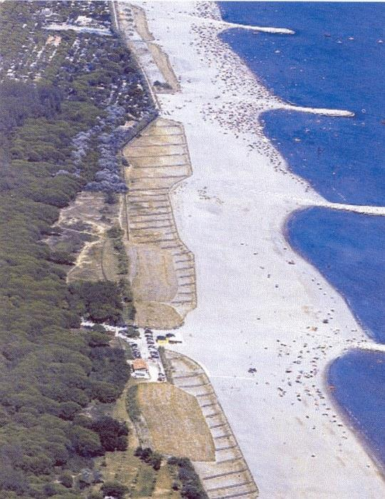 Nella parte sud del litorale è stato ristrutturato e rinforzato il muro paraonde e dove la spiaggia si presentava sufficientemente ampia ricostruito e rinforzato il cordone di dune.