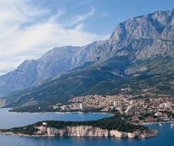 Projekty Makarska - Maják sv. Peter je luxusná turistická oáza Maják Sveti Petar s výhľadom na makarskú pláž a horu Biokovo by sa mal čoskoro stať oázou pokoja pre turistov, ktorí hľadajú luxus.