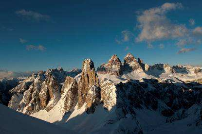 Escursione sul Monte San Candido Percorso ad anello con panorama sulle Tre Cime Dal borgo storico di San Candido (1175 m) andiamo lungo il fiume Drava oppure secondo le condizioni del sentiero