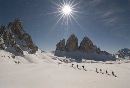 Escursione indimenticabile di fronte alle Tre Cime di Lavaredo Salita medio/facile dal Lago d'antorno sul Monte Piana nel cuore delle Dolomiti e patrimonio mondiale dell'unesco Il Monte Piana è una