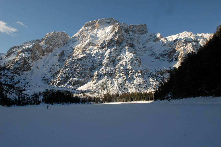 Ciaspolata da San Vito al lago di Braies Escursione ad anello con le racchette da neve facile per i bagni di una volta ed il lago di Braies Partendo da San Vito (1.