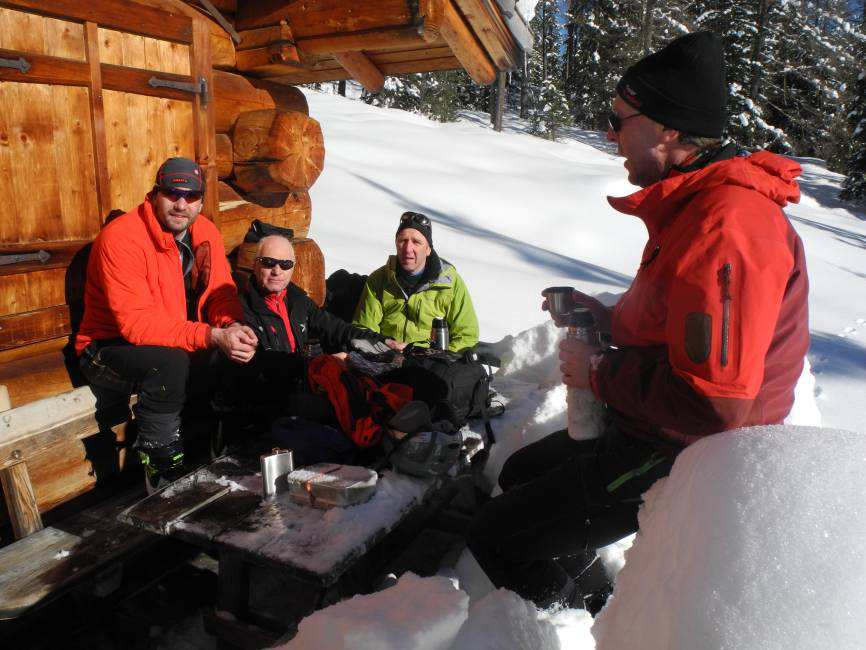 Jaufen Capella San Silvestro La nostra gita inizia presso il maso Jaufen a quota 1443 m sui esposti a Sud sopra Versciaco.Da lì già possiamo apprezzare un panorama mozzafiato sulle Dolomiti di Sesto.