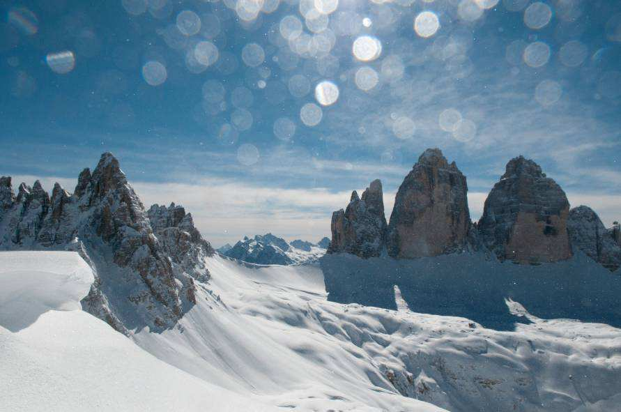 Escursione nel Parco Naturale Tre Cime camminata facile nel bosco invernale del parco naturale Partendo dal borgo storico di San Candido camminiamo lungo il rio Sesto per poi salire dolcemente in