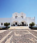 Hotel Resort & Spa, dedicato a chi desidera vivere intensamente il fascino di una delle più suggestive isole dell Egeo.