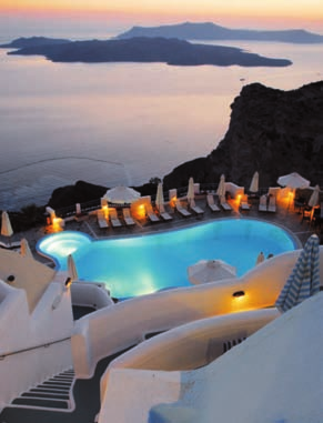 GRECIA - SANTORINI Volcano View Hotel Studio Una magnifica prospettiva sul più romantico dei tramonti C è un momento in cui, forse più di ogni altro, gli ospiti del Volcano View Hotel apprezzano la