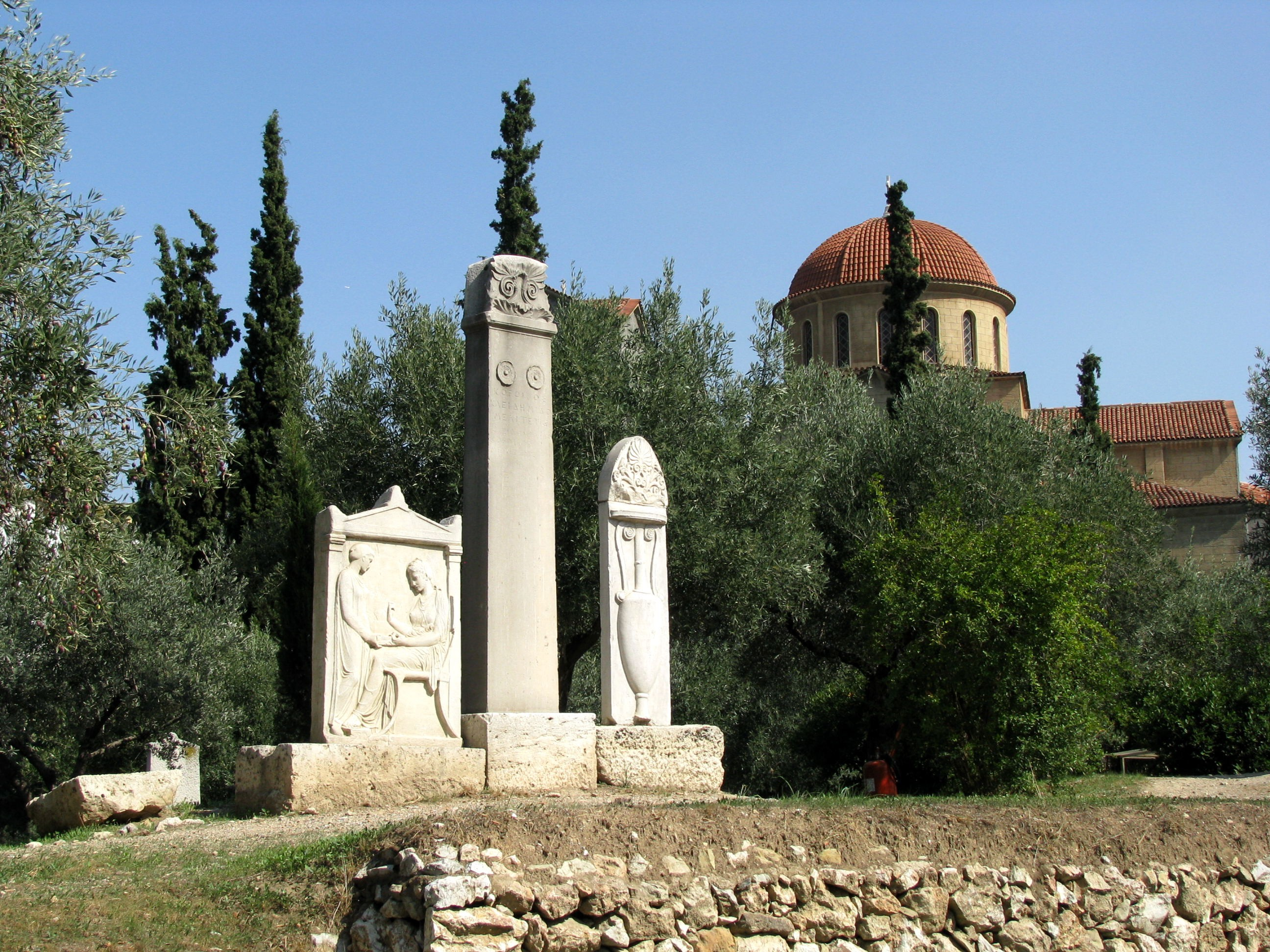 Ceramico La vasta area cimiteriale che prese il nome dal rione dei vasai documentata sin da età preistorica era cinta di mura con accesso principale dal Dìpilon, una porta con due ingressi muniti di