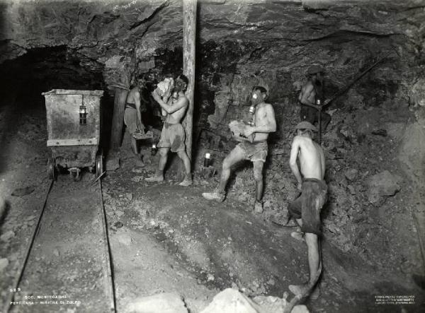 SOMMARIO Curiosità Mineralogiche La miniera di Perticara La minera di zolfo di Perticara è la più grande d'europa e tra le più grandi del Mondo, per la sua estensione sotterranea e per la sua enorme