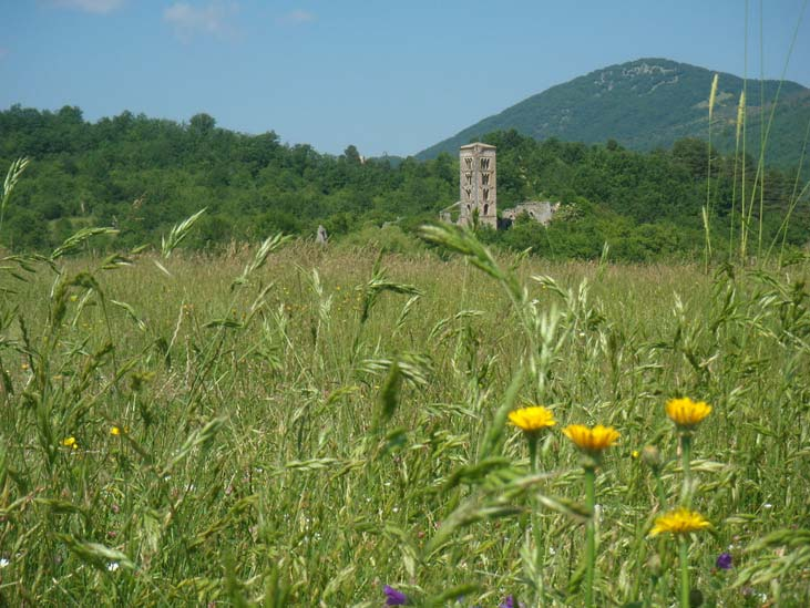 Straordinaria è l abbazia benedettina di Santa Maria del Piano, fra Pozzaglia e Orvinio, con il suo splendido campanile che si eleva sulla pianura.