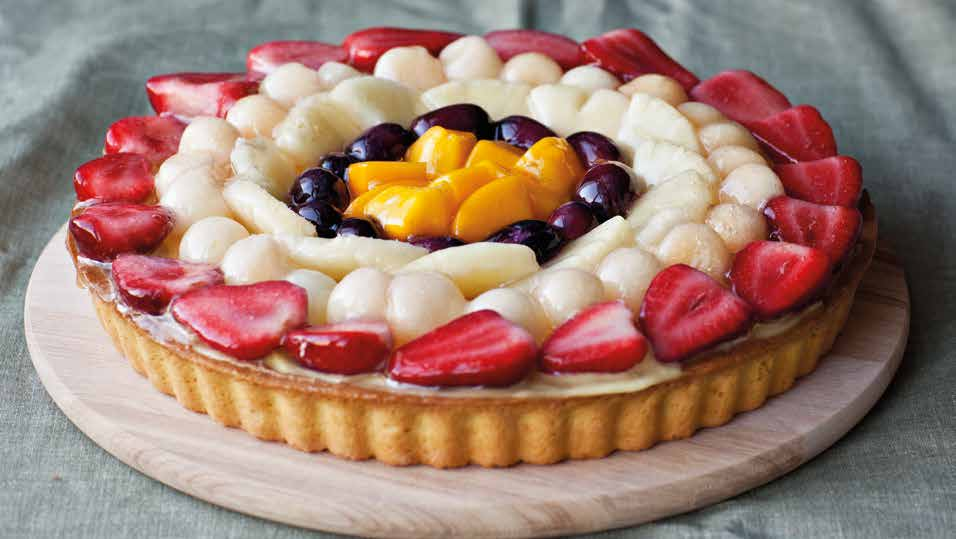 Torta Frutta Mista TORTE DI PASTICCERIA intera/whole Base di pasta frolla con pan di spagna farcita con crema, ricoperta con frutta fresca di stagione, decorata con gelatina di albicocca.