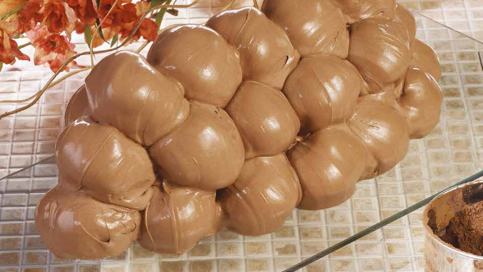 DOLCI AL CUCCHIAIO Profiteroles Montagna Scuro Bignè farciti con morbida panna e ricoperti di salsa