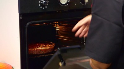 9 Mentre la carne cuoce in forno, dedicatevi alla provola e seguite questo nostro trucchetto per velocizzare il passaggio del cubettarla.