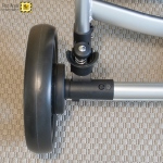 Per montare le ruote posteriori bisogna prima assemblarle l'asse posteriore al telaio facendo combaciare gli appositi pin metallici ai