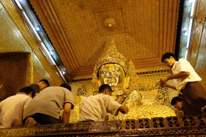 Visita della pagoda Mahamuni con la grande statua bronzea ricoperta d'oro del Buddha proveniente da Mrauk-U. Tempo per lo shopping al mercatino sottostante, ricco d artigianato locale.