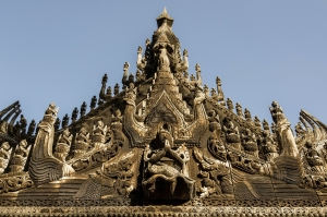 Quindi, si visita il bellissimo monastero Shwenandaw, con splendidi intarsi di legno, meraviglioso esempio di arte tradizionale birmana, è anche l'unico superstite degli edifici del Palazzo Reale