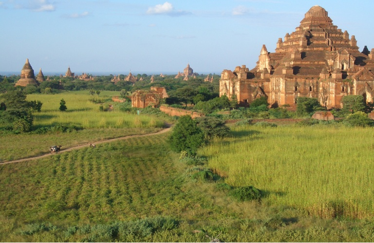 Prima colazione. Visita di Bagan la località più affascinante della Birmania, una delle meraviglie del mondo, definita patrimonio culturale mondiale dall'unesco.