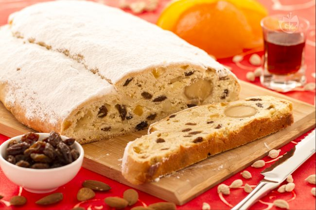 Lievitati Stollen Difficoltà: media Preparazione: 50 min Cottura: 70 min Dosi per: 12 persone Costo: basso NOTA: Più due ore per la lievitazione Ingredienti Lo stollen, conosciuto anche come