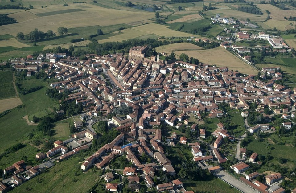 Convenzione UNESCO patrimonio immateriale (2003) (INVENTARI) Al fine di provvedere all individuazione in vista della salvaguardia, ciascun Stato contraente COMPILERÀ,, conformemente alla sua