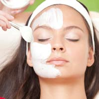 Applicare Sensitive 1 del Kit Sensitive Fluid su viso, collo e décolleté e massaggiare delicatamente fino ad assorbimento.