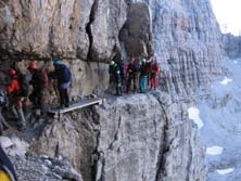 sezioni di ferrata maggiormente verticali; Progredire utilizzando mani e piedi piuttosto che tirarsi al cavo esclusivamente con